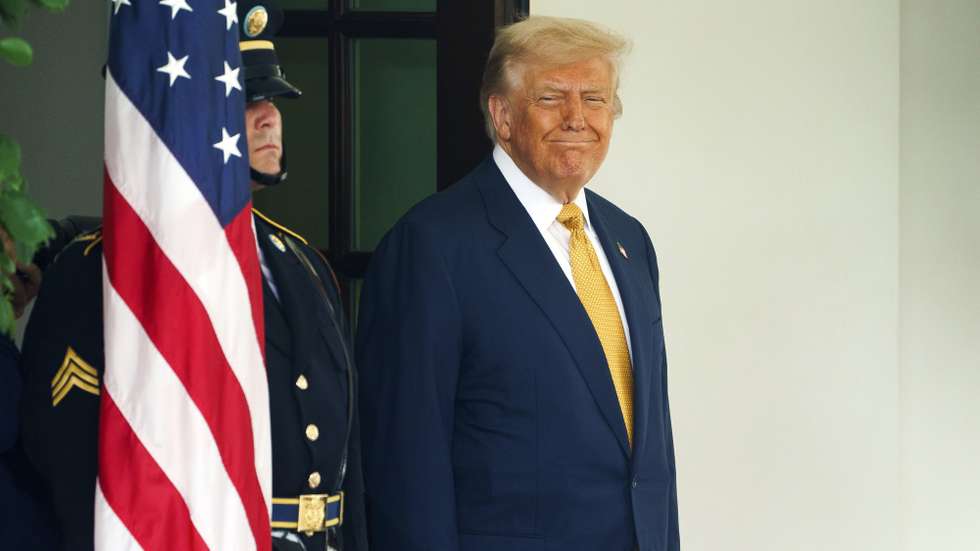 epa12241525 US President Donald Trump waits before greeting Bahrain's Prime Minister and Crown Prince Sheikh Salman bin Hamad al-Khalifa at the White House in Washington, DC, USA, 16 July 2025.  EPA/WILL OLIVER
