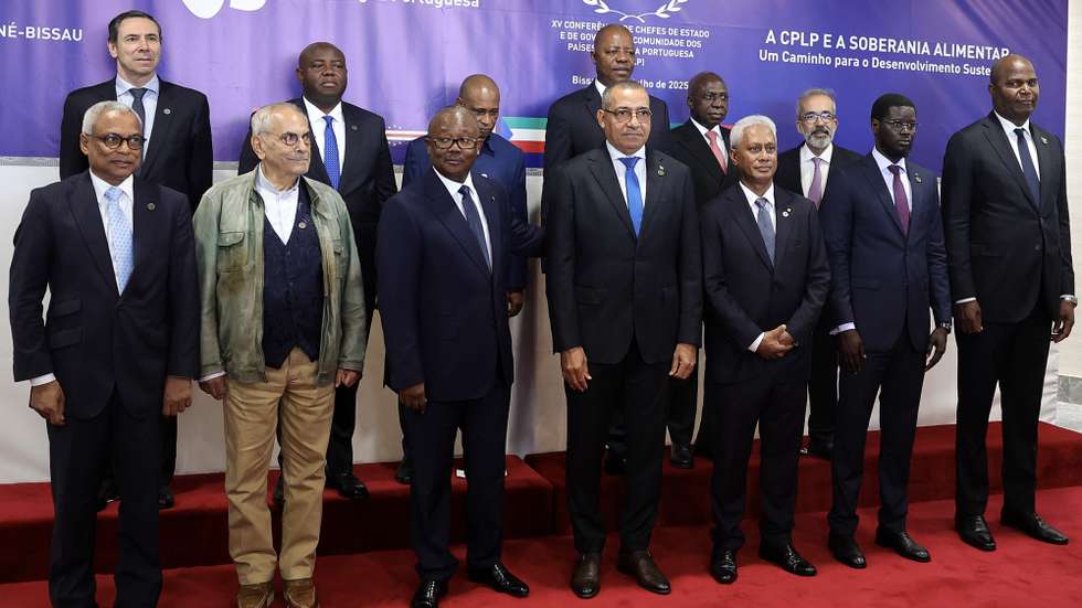 (Primeira Fila E-D) O Presidente de Cabo Verde, José Maria Neves, o Presidente de Timor-Leste, José Ramos-Horta, o Presidente da Guiné-Bissau, Umaro Sissoco Embaló, o Presidente de São Tomé e Príncipe, Carlos Vila Nova, o secretário Executivo da CPLP, Zacarias da Costa, o Presidente do Senegal (presente como convidado), Bassirou Diomaye Faye, e o Presidente de Moçambique, Daniel Chapo. (Segunda Fila E-D), o embaixador Carlos Sérgio Sobral Duarte, secretário de África e de Médio Oriente do Ministério de Relações Exteriores do Brasil, que chefia a delegação brasileira, o Primeiro-Ministro da Guiné Equatorial, Manuel Osa Nsue Nsua, um governante não identificado, um governante não identificado, o ministro das Relações Exteriores de Angola, Teté António, e o ministro dos Negócios Estrangeiros de Portugal, Paulo Rangel, posam para a fotografia de família da XV Conferencia dos Chefes de Estados e de Governo da Comunidade dos Países de Língua Portuguesa (CPLP), em Bissau, Guiné-Bissau, 18 de julho de 2025. MANUEL DE ALMEIDA/LUSA