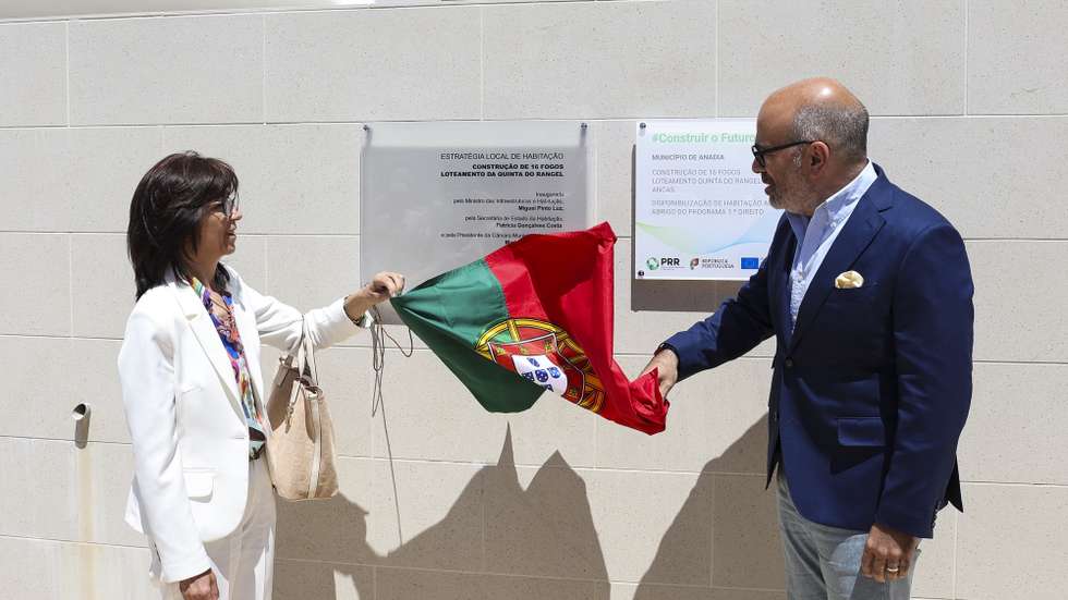 O ministro das Infraestruturas e da Habitação, Miguel Pinto Luz, acompanhado pela presidente da Câmara Municipal de Anadia, Teresa Cardoso, durante a inauguração de 16 casas de custos controlados, na Quinta do Rangel em Ancas, Anadia, 18 de julho de 2025. Os 16 fogos foram construídos no âmbito da Estratégia Local de Habitação do Município de Anadia, com financiamento do Plano de Recuperação e Resiliência (PRR), através do programa 1.º Direito – Programa de Apoio ao Acesso à Habitação. PAULO NOVAIS/LUSA