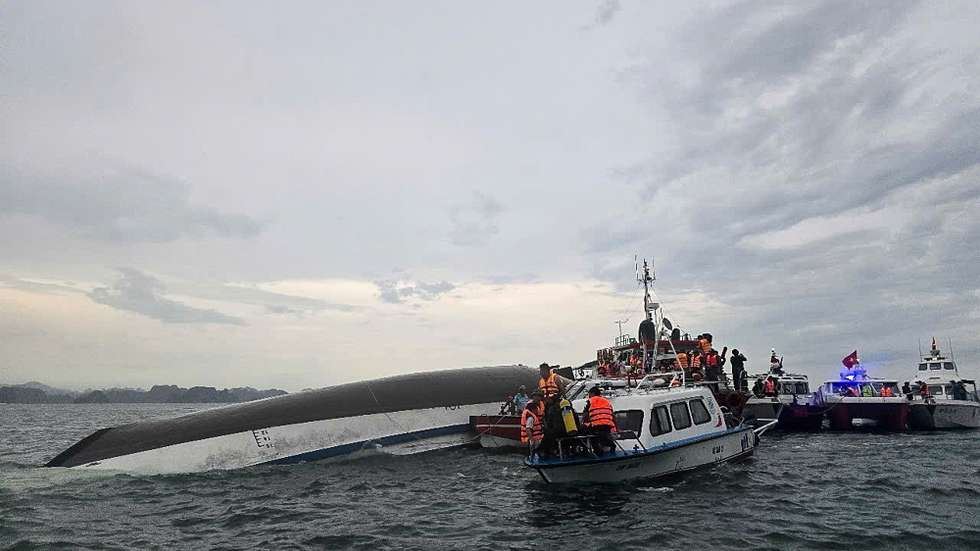 epa12247597 A handout photo made available by Vietnam News Agency shows rescuers searching for victims after a tourist boat capsized in Ha Long Bay, Quang Ninh province, Vietnam, 19 July 2025. At least 18 people died and several are missing after a tourist boat carrying 53 people onboard capsized in Ha Long Bay on 19 July, according to state media.  EPA/VIETNAM NEWS AGENCY /HANDOUT VIETNAM OUTHANDOUT EDITORIAL USE ONLY/NO SALES