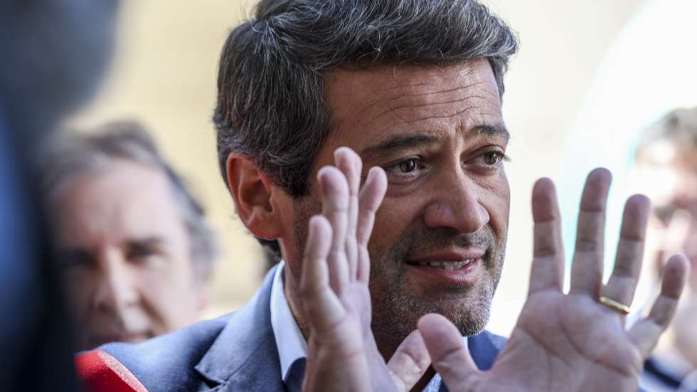 O líder do Chega, André Ventura, fala aos jornalistas durante uma visita ao Bairro Portas de Benfica, para conhecer um problema de urbanismo/habitação, junto ao mercado de Benfica em Lisboa, 21 de julho de 2025. TIAGO PETINGA/LUSA