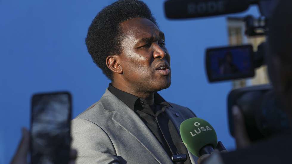 Venâncio Mondlane, ex-candidato presidencial, em declarações à Lusa na sua casa, para onde foi escoltado pela polícia após aterrar no Aeroporto Internacional de Maputo, onde várias dezenas de apoiantes o aguardavam, Maputo, Moçambique, 21 de julho de 2025. Venâncio Mondlane vai ser ouvido terça-feira na Procuradoria-Geral da República (PGR) moçambicana, no âmbito das manifestações pós-eleitorais, anunciou o político, ao chegar a Maputo, antes da polícia lançar gás lacrimogéneo após a saída do aeroporto, dispersando apoiantes. LUÍSA NHANTUMBO/LUSA