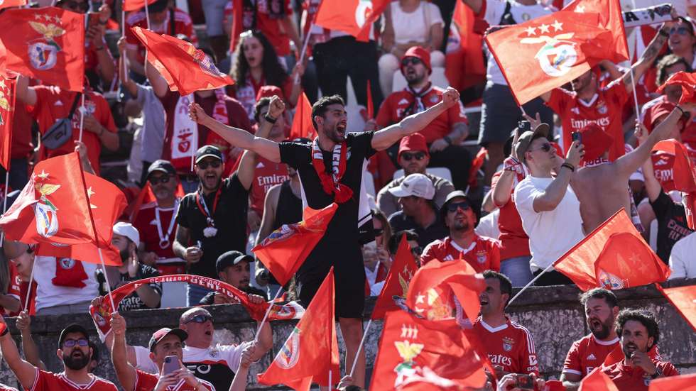 Benfica´s supporters cheer their team prior the Portugal Cup final soccer match Benfica vs Sporting to be held at Jamor National Stadium Oeiras, outskirts of Lisbon, Portugal, 25th May 2025. MIGUEL A. LOPES/LUSA