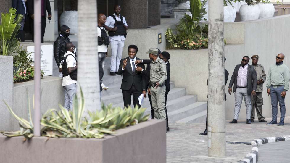 Politician Venancio Mondlane (C) has been charged by the Mozambican public prosecutor’s office with five crimes in connection with the post-election demonstrations, including incitement to collective disobedience and instigation of terrorism, he revealed on leaving the office of the attorney general (PGR) on Tuesday morning, Maputo, Mozambique, 22 July 2025. Faced with a strong police presence, with the PGR headquarters in Maputo closed to traffic and pedestrians and members of the public prosecutor’s office wearing bulletproof vests to receive him at the entrance, the former presidential candidate explained, after 30 minutes inside receiving the notification that he is going to trial, that he has a ‘clear conscience’ and will be supported by an ‘international team’ of lawyers. LUISA NHANTUMBO/LUSA