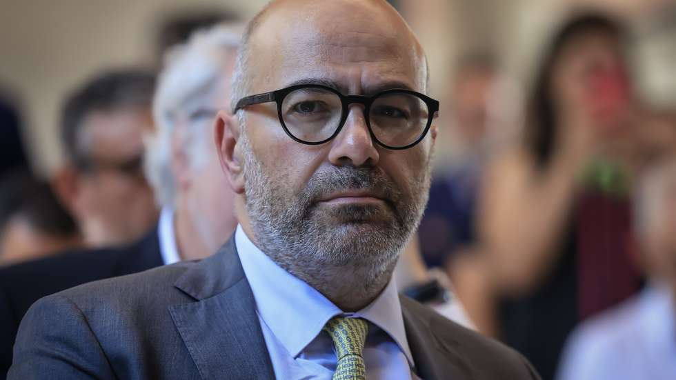 O ministro das Infraestruturas e Habitação, Miguel Pinto Luz, participa na assinatura da adenda ao Protocolo entre a Câmara Municipal de Vila Nova de Famalicão, a Infraestruturas de Portugal e a Medway para a construção do Terminal Rodoferroviário de Lousado, na Câmara Municipal de Vila Nova de Famalicão, 16 de julho de 2025. JOSÉ COELHO/LUSA