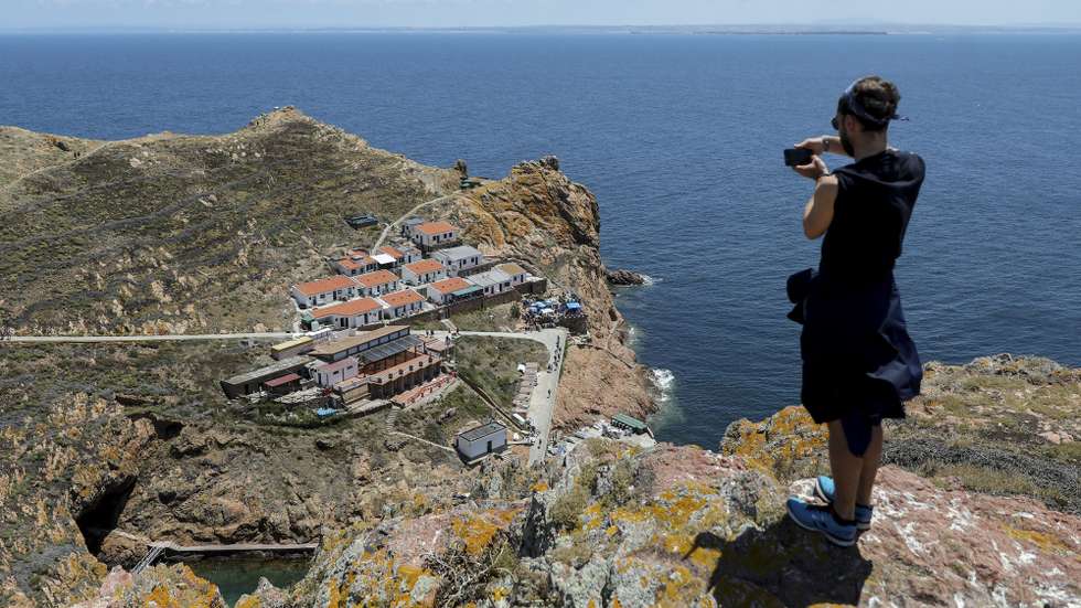 Um turista fotografa na Ilha das Berlengas. A Reserva Natural das Berlengas estabelece a partir de hoje o control do limite de 550 visitantes em simultâneo na ilha. A definição de uma capacidade de carga humana vem estabelecer um maior equilíbrio entre o turismo e o todo o ecossistema natural. As embarcações passam a estar proibidas de transportar e deixar visitantes na ilha, regressar a Peniche e transportar outro grupo de visitantes, sem que o anterior tenha regressado a Peniche, reduzindo o tempo de permanência na ilha dos turistas. Berlengas, Peniche, 13 de junho de 2019. (ACOMPANHA TEXTO DE 15 DE JUNHO DE 2019) MIGUEL A. LOPES/LUSA