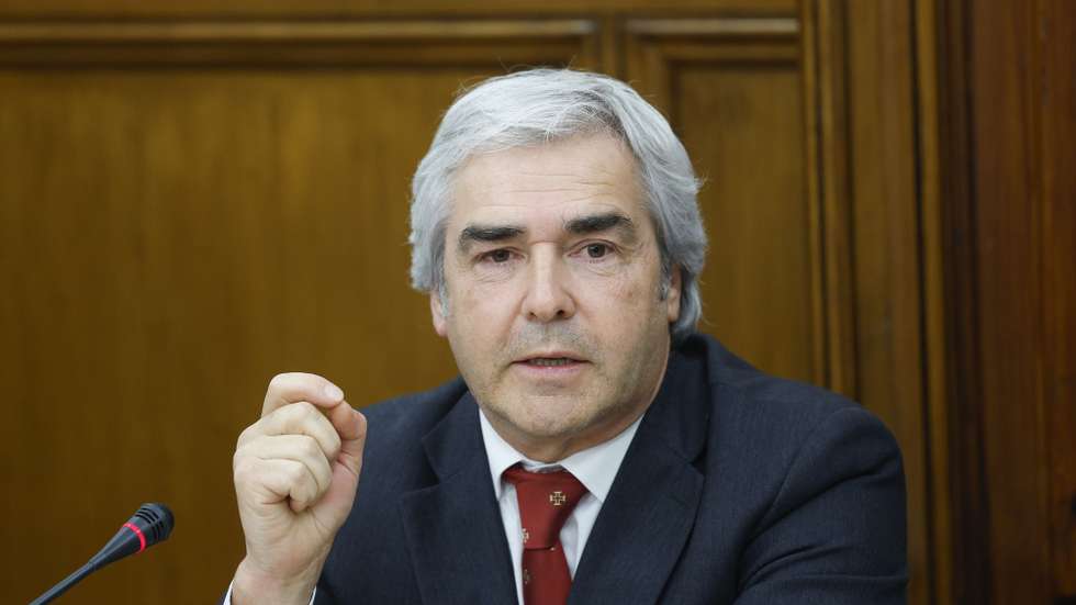 O ministro da Defesa Nacional, Nuno Melo, intervém durante a sua audição na Comissão de Defesa Nacional, no sentido de prestar esclarecimentos sobre a participação da Força Aérea Portuguesa no processo de helitransporte de emergência médica com o Instituto Nacional de Emergência Médica (INEM), na Assembleia da República, em Lisboa, 23 de julho de 2025. ANTÓNIO PEDRO SANTOS/LUSA