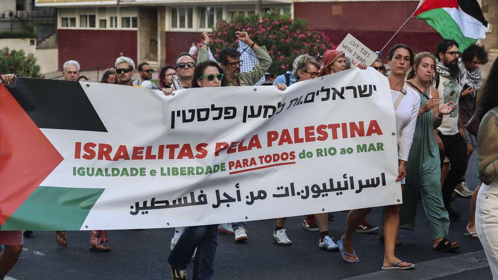 Marcha solidária "Gaza tem Fome", organizada pelo coletivo Occupy for Gaza, que termina na Assembleia da República onde se realiza uma vigília pela libertação do povo palestiniano, que se repete semanalmente há vários meses, Lisboa, 23 de julho de 2025. ANTÓNIO COTRIM/LUSA