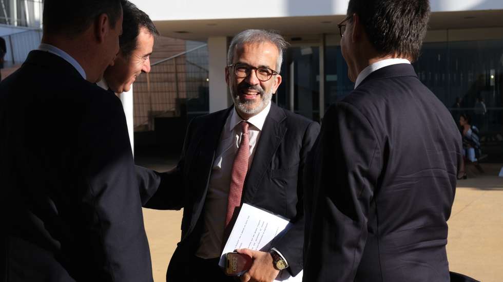 O ministro de Estado e dos Negócios Estrangeiros, Paulo Rangel (C), à chegada para o início do 8.º EurAfrican Fórum, em Oeiras, 25 de julho de 2025. Promovido pelo Conselho da Diáspora Portuguesa, o EurAfrican Forum, um evento anual, é uma plataforma de contacto internacional e 'softpower', orientada para o diálogo e colaboração pública e privada entre Europa e África. Sob o tema "Transformar o Amanhã: Construir Parcerias Globais para Alcançar a Agenda 2063". RUI MINDERICO/LUSA