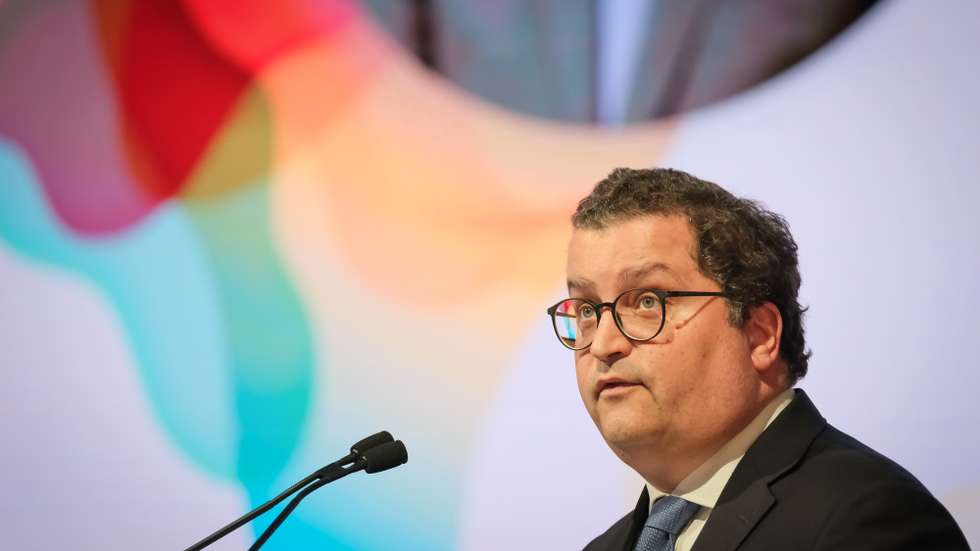 O ministro de Estado e das Finanças, Joaquim Miranda Sarmento, discursa no 8.º EurAfrican Fórum, em Oeiras, 25 de julho de 2025. Promovido pelo Conselho da Diáspora Portuguesa, o EurAfrican Forum, um evento anual, é uma plataforma de contacto internacional e 'softpower', orientada para o diálogo e colaboração pública e privada entre Europa e África. Sob o tema "Transformar o Amanhã: Construir Parcerias Globais para Alcançar a Agenda 2063". RUI MINDERICO/LUSA