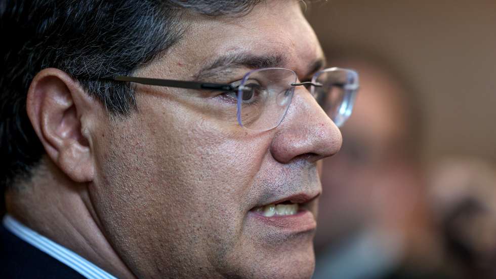 O líder parlamentar do Partido Socialista (PS), Eurico Brilhante Dias, fala aos jornalistas, antes da quarta votação para a eleição do presidente da Assembleia da República, que sucederá a Augusto Santos Silva, que falhou a eleição pelo círculo Fora da Europa nas últimas legislativas, na Assembleia da República em Lisboa, 27 de março de 2024. FILIPE AMORIM/LUSA