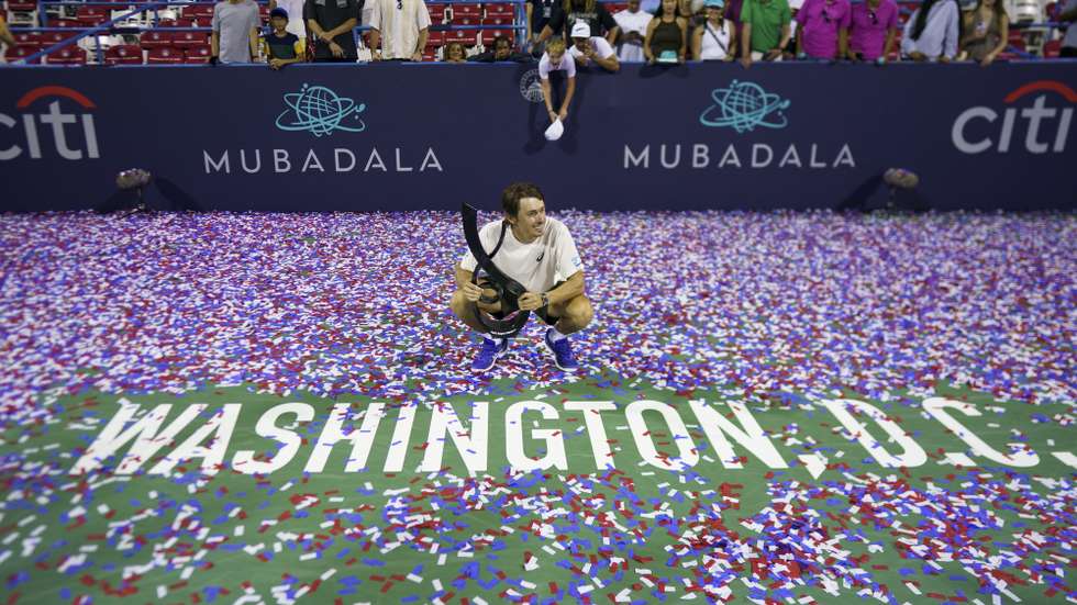 epaselect epa12267092 Australia’s Alex de Minaur lifts the champions trophy after defeating Spain’s Alejandro Davidovich Fokina during their men’s singles final match at the Mubadala Citi DC Open tennis tournament at the William H.G. FitzGerald Tennis Center in Washington, DC, USA, 27 July 2025.  EPA/WILL OLIVER