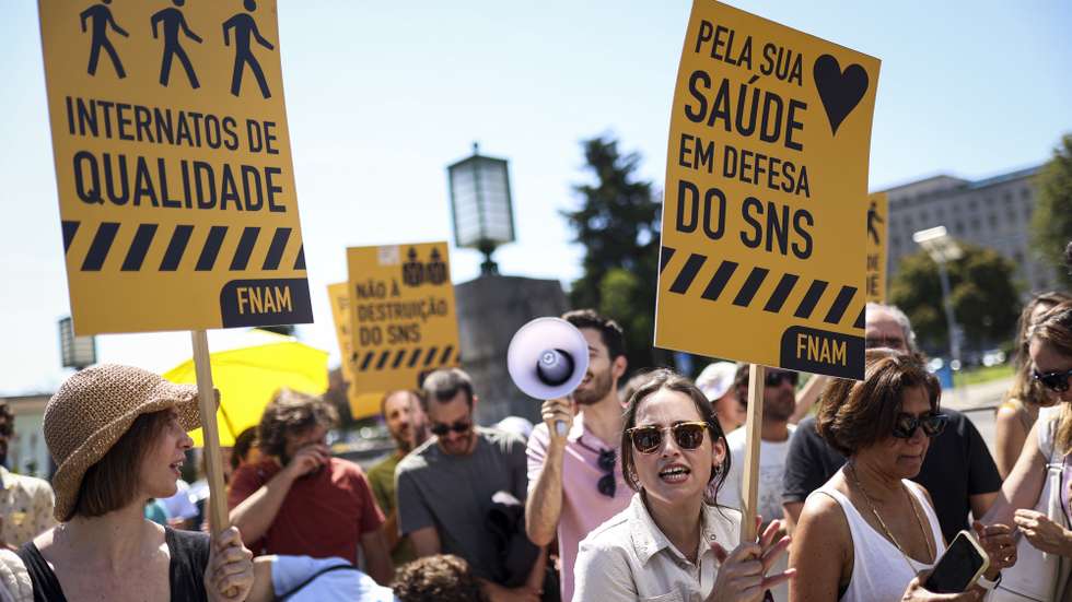Médicos concentrados junto às instalações do Hospital de Santa Maria, participam na greve geral e ao trabalho suplementar nos cuidados de saúde primários de médicos, convocada pela Federação Nacional dos Médicos (FNAM) em resposta "à falta de vontade do Ministério da Saúde em negociar os pontos fundamentais para os médicos", em Lisboa, 23 de julho de 2024. A greve geral (até dia 24) e ao trabalho suplementar (até 31 de agosto) nos cuidados de saúde primários de médicos. FILIPE AMORIM/LUSA