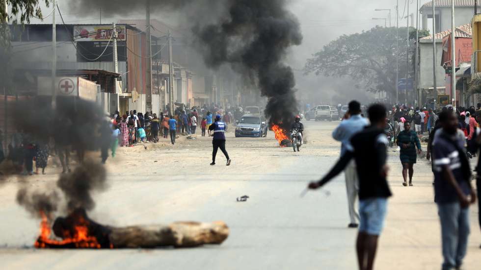 epa12268722 Smoke rises in the air from wood being burnt at a location where people vandalized stores during the first day of the taxi strike in Luanda, Angola, 28 July 2025. Angolan taxi drivers’ associations have called for a strike until 30 July in the main Angolan provinces as a form of protest against the increase in diesel prices at the beginning of this month, which led to an increase in public transport fares.  EPA/AMPE ROGERIO