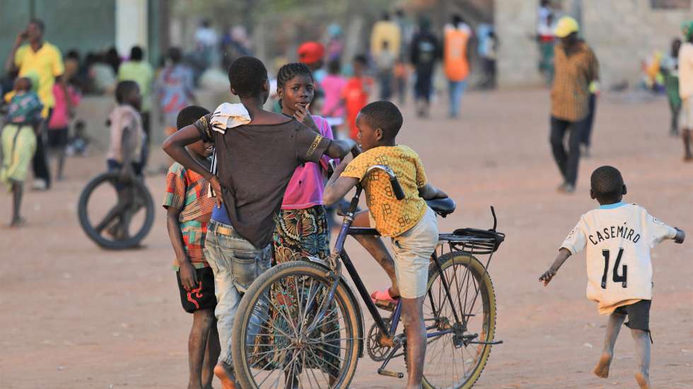 Deslocados acomodados na Escola Básica de Miconi Sede, no distrito de Chiúre, após ataques em algumas aldeias da região, Cabo Delgado, Moçambique, 28 de julho de 2025. Na escola de Miconi, província moçambicana de Cabo Delgado, as brincadeiras das crianças ouvem-se, mas ninguém vai às aulas, entre as centenas de deslocados após novos ataques terroristas, enquanto Pedro procura pela família do rapaz que trouxe pela mão. (ACOMPANHA TEXTO DE 29 DE JULHO DE 2025). LUÍSA NHANTUMBO/LUSA