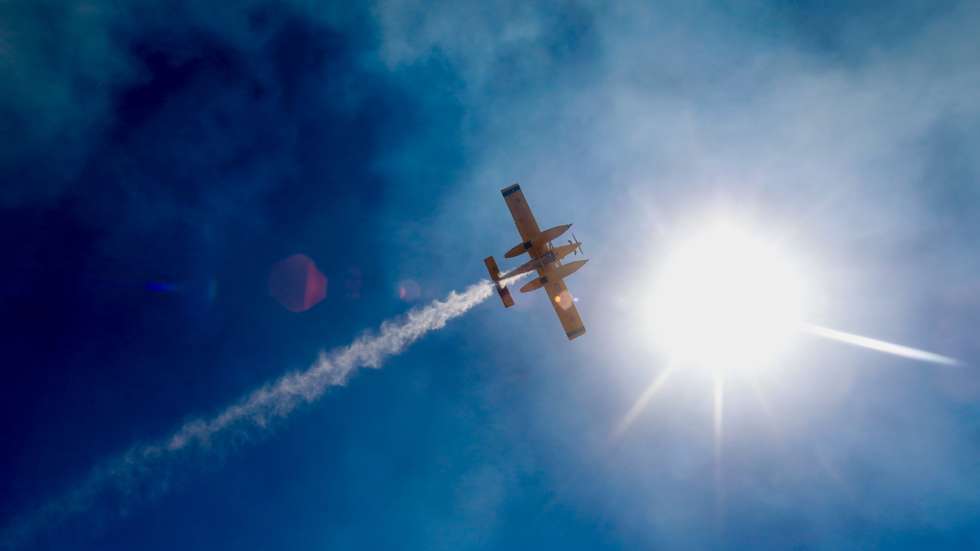Um avião combate o incêndio na Bemposta, Penamacor, 29 de julho de 2025. MIGUEL PEREIRA DA SILVA/LUSA