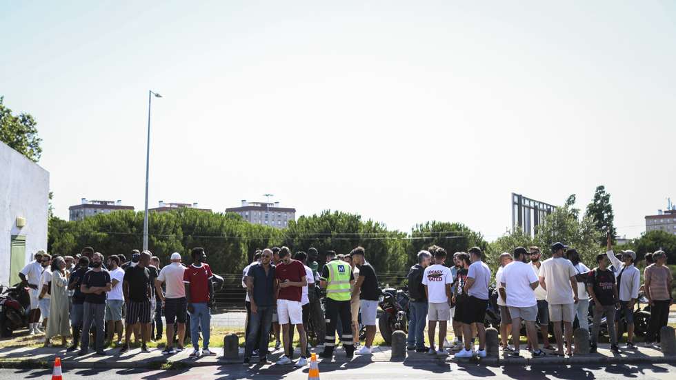 Trabalhadores da SPDH/Menzies concentrados junto ao edifício da empresa durante a greve pelo fim de vencimentos base abaixo do salário mínimo nacional, por melhores salários, pelo cumprimento do pagamento das horas noturnas ou a manutenção do acesso ao parque de estacionamento nos mesmos termos e condições que sempre lhes foram aplicados, entre outros, em Lisboa, 25 de julho de 2025. FILIPE AMORIM/LUSA