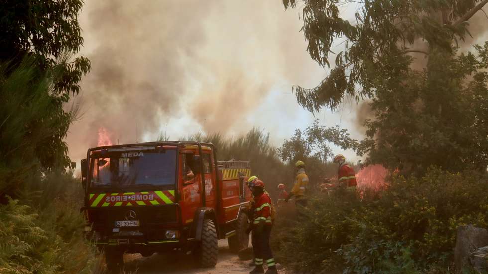 Bombeiros combatem um incêndio na aldeia de Lapa de Tourais, Seia, 30 de julho de 2025. Este incêndio que deflagrou no concelho de Seia, distrito da Guarda, está a ser combatido por 180 operacionais, 54 viaturas e três meios aéreos. MIGUEL PEREIRA DA SILVA/LUSA