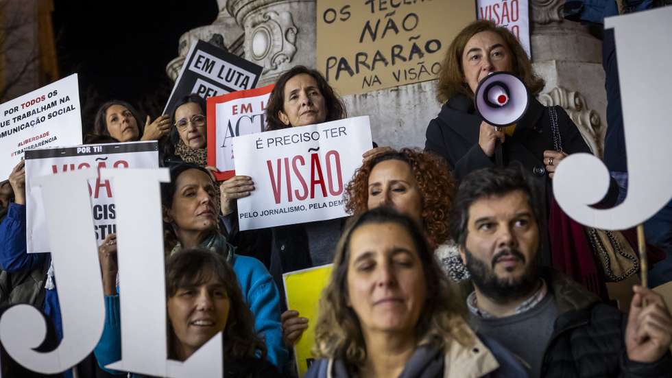 Concentração de trabalhadores da TiN -Trust in News, com o objetivo de conscencializar a sociedade para a situação difícil que os trabalhadores e os títulos atravessam, no Largo Camões, em Lisboa, 04 de dezembro de 2024. JOSÉ SENA GOULÃO/LUSA