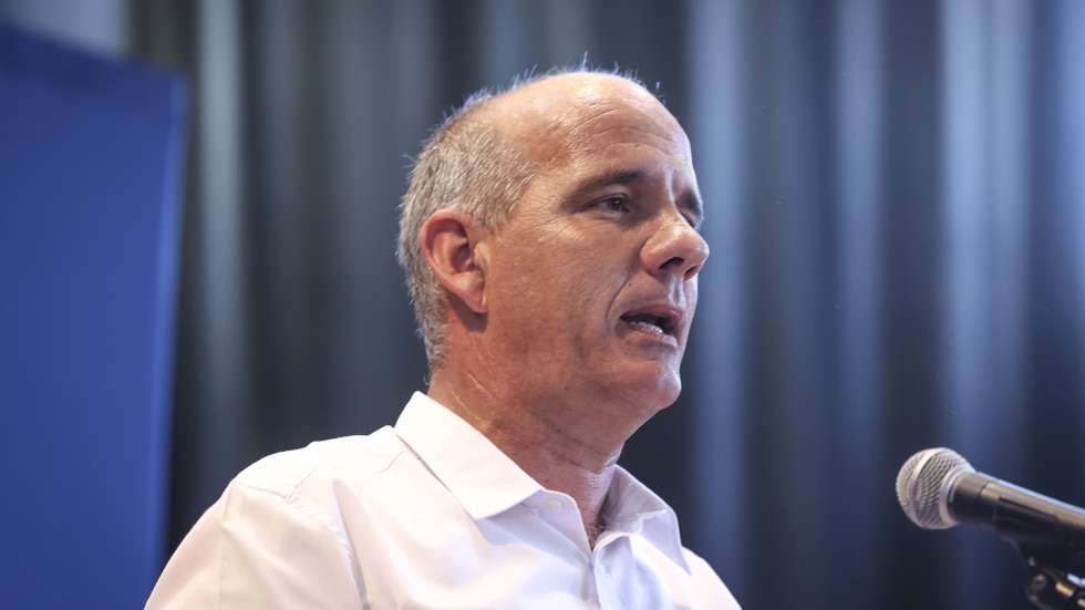 O secretário-geral do Partido Comunista Português (PCP), Paulo Raimundo, intervém durante o almoço e sessão de apresentação dos candidatos da Coligação Democrática Unitária (CDU) ao concelho de Cascais, na Sociedade Recreativa Outeirense, em São Domingos de Rana, Cascais, 27 de julho de 2025. ANTÓNIO PEDRO SANTOS/LUSA