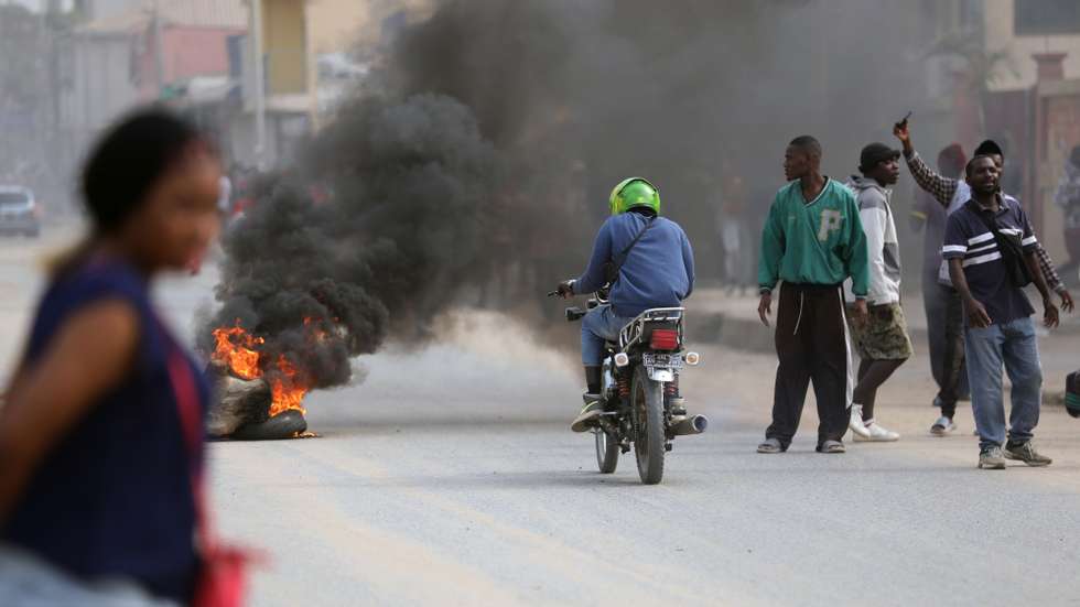 Smoke rise to the air from wooden burned at the local where people vandalized stores during the first day of the taxi strike in Luanda, Angola, 28 July 2025. Angolan taxi drivers’ associations have called for a strike until Wednesday in the main Angolan provinces, as a form of protest against the increase in diesel prices at the beginning of this month, which led to an increase in public transport fares. AMPE ROGERIO/LUSA