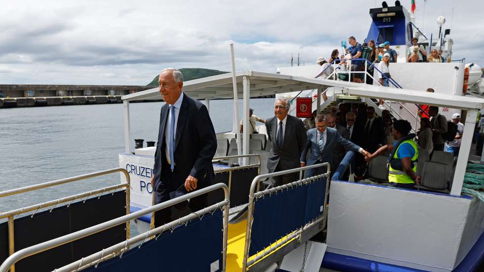 O Presidente da República, Marcelo Rebelo de Sousa (E), à saída do barco após uma viagem entre as ilhas do Pico e do Faial, no âmbito de uma visita à Região Autónoma dos Açores,  Horta, Ilha do Faial, Açores, 01 de agosto de 2025. NUNO VEIGA/LUSA