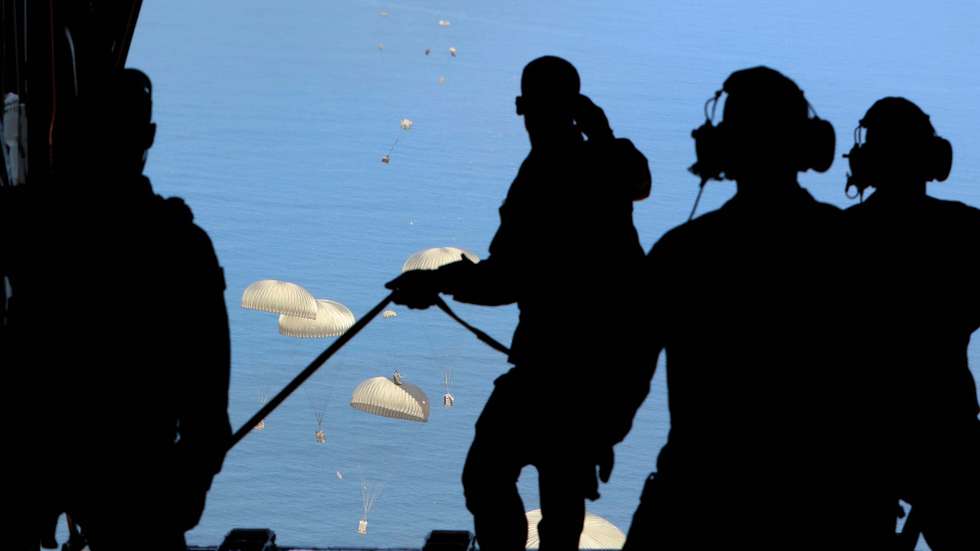 epa12277582 Members of the Jordanian Air Force drop humanitarian aid over the coast of the Gaza Strip, 01 August 2025.  EPA/MOHAMED ALI