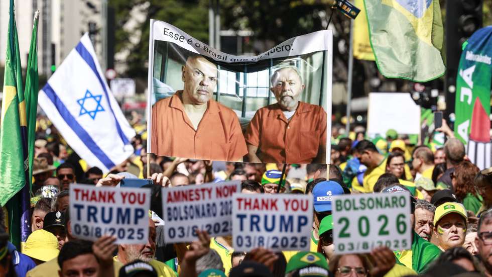 epa12282181 Supporters of former Brazilian president Jair Bolsonaro participate in a protest called by Bolsonaro's Partido Liberal (PL, Liberal Party) in his support on Paulista Avenue in Sao Paulo, Brasil, 03 August 2025.  EPA/SEBASTIAO MOREIRA