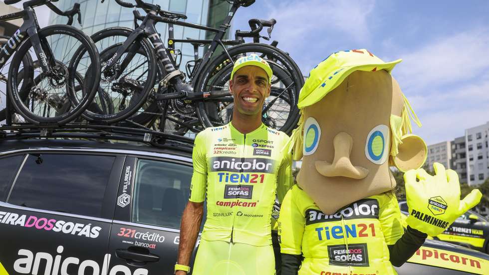 O ciclista português, Rafael Reis, da Anicolor-Tien21, posa para a fotografia com a mascote da sua equipa durante a apresentação das equipas portuguesas participantes na 86ª edição da Volta a Portugal em Bicicleta, na cidade da Maia, 05 de agosto de 2025. TIAGO PETINGA/LUSA