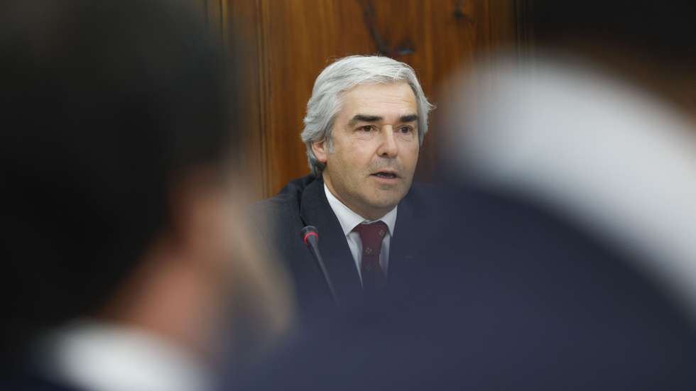 O ministro da Defesa Nacional, Nuno Melo, intervém durante a sua audição na Comissão de Defesa Nacional, no sentido de prestar esclarecimentos sobre a participação da Força Aérea Portuguesa no processo de helitransporte de emergência médica com o Instituto Nacional de Emergência Médica (INEM), na Assembleia da República, em Lisboa, 23 de julho de 2025. ANTÓNIO PEDRO SANTOS/LUSA