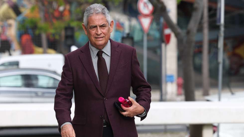 O ex-presidente do SL Benfica, Luís Filipe Vieira, à chegada para o início do julgamento do processo "Saco Azul", que decorre no Campus da Justiça, em Lisboa, 09 de abril de 2025. Entre os arguidos, estão a SAD do Benfica, Benfica Estádio, Luís Filipe Vieira, Domingos Soares de Oliveira e Miguel Moreira, no processo em que a acusação do Ministério Público imputa ao ex-presidente do clube da Luz três crimes de fraude fiscal qualificada e 19 de falsificação de documento, tal como Miguel Moreira, ex-diretor financeiro do clube, e Domingos Soares de Oliveira, que continuou na SAD 'encarnada' depois da saída de Luís Filipe Vieira da direção do clube, em 2021. ANTÓNIO COTRIM/LUSA