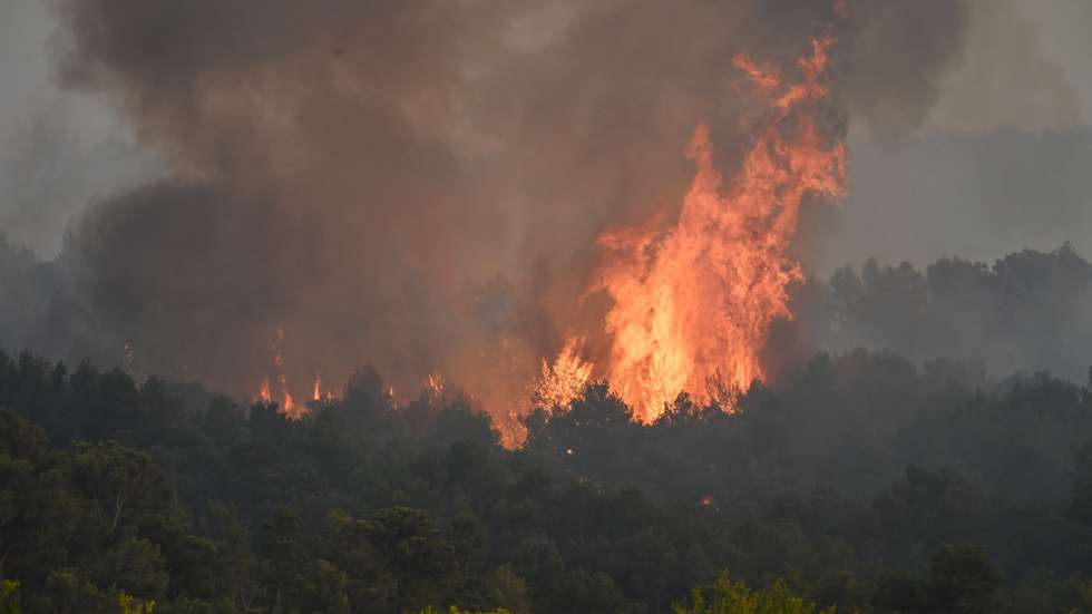 epa12287149 Flames billow from a forest fire near Saint Laurent de la Cabrerisse in Aude, France, 06 August 2025. Some 16,000 hectares have been burned so far and at least one person died in the wildfire in sourthern France.  EPA/Philippe Magoni
