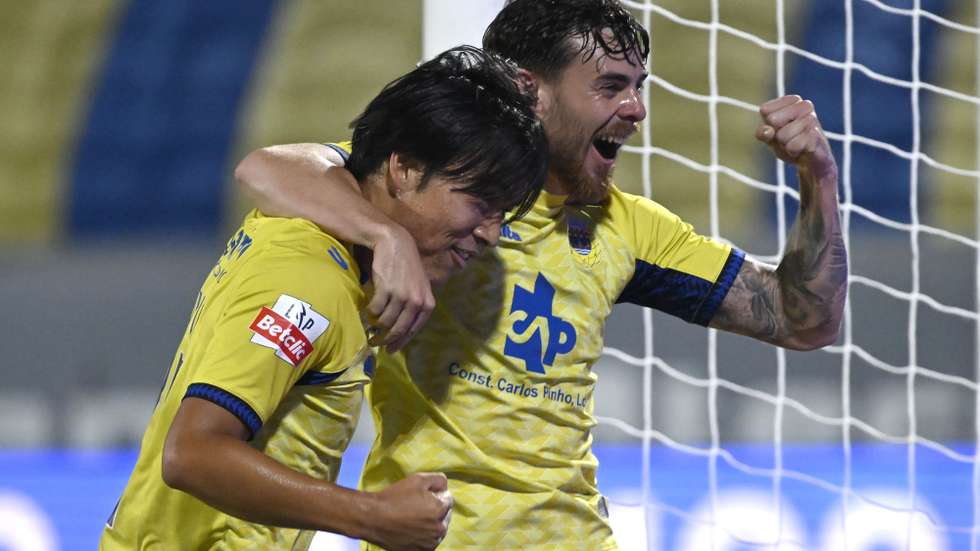Os jogadores do Arouca Alfonso Trezza (D) e Taichi Fukui (E) festejam o golo contra o AVS durante o jogo da Primeira Liga de futebol realizado no Estádio Municipal de Arouca, 9 de agosto de 2025. FERNANDO VELUDO/LUSA