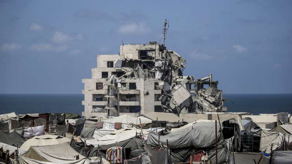 epa12289957 Tents of internally displaced Palestinians, who fled from the east of Gaza City and northern Gaza, near the rubble of destroyed buildings in the west of the northern Gaza Strip, 08 August 2025.  EPA/MOHAMMED SABER