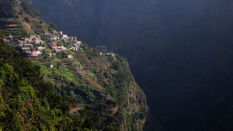 Fajã das Galinhas (33 agregados familiares, num total de 107 pessoas), onde os habitantes foram retirados do sítio, nas zonas altas do município de Câmara de Lobos, no dia 17 de agosto de 2024, na sequência do grande incêndio rural que lavrou na ilha da Madeira durante 13 dias, entre 14 e 26 de agosto, afetando os concelhos da Ribeira Brava, Câmara de Lobos, Ponta do sol e Santana. Na Fajã das Galinhas, Câmara de Lobos, ilha da Madeira, 08 de agosto de 2025. O sítio está agora abandonado e os 107 moradores continuam alojados provisoriamente em diversas casas noutros locais, enquanto decorre a construção de 55 novos fogos na freguesia do Estreito de Câmara de Lobos, que poderão ser alocados àquelas famílias, em Câmara de Lobos. (ACOMPANHA TEXTO DA LUSA DO DIA 13 DE AGOSTO DE 2025). HOMEM DE GOUVEIA/LUSA