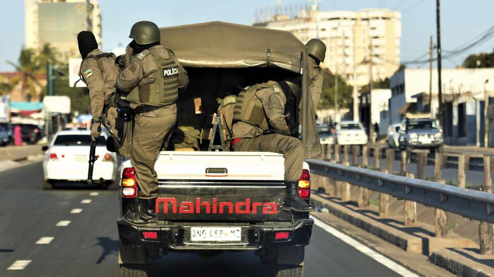 Forte contingente policial escolta Venâncio Mondlane até à sua casa depois de aterrar no Aeroporto Internacional de Maputo, onde várias dezenas de apoiantes o aguardavam, Maputo, Moçambique, 21 de julho de 2025. Venâncio Mondlane vai ser ouvido terça-feira na Procuradoria-Geral da República (PGR) moçambicana, no âmbito das manifestações pós-eleitorais, anunciou o político, ao chegar a Maputo, antes da polícia lançar gás lacrimogéneo após a saída do aeroporto, dispersando apoiantes. LUÍSA NHANTUMBO/LUSA