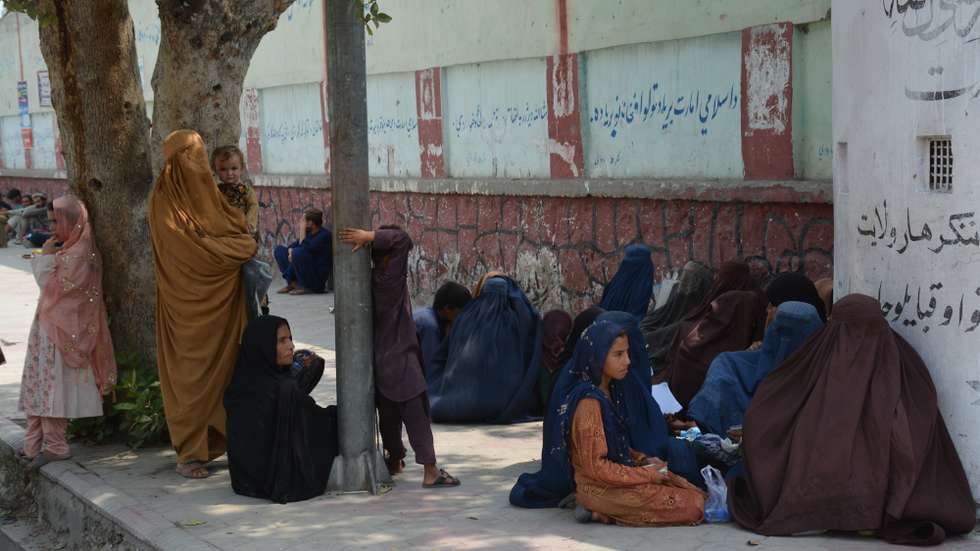 epa12297536 Afghan families, returned from neighboring Pakistan, receive food rations distributed by the Tawheed Charity Foundation in Jalalabad, Afghanistan, 13 August  2025. Tawheed Charity, with support from Saudi Arabia’s King Salman Humanitarian Aid Center, began distributing 1,500 food packages to returnee families from neighboring Pakistan in Nangarhar on 13 August 2025. Part of a project aiding 60,000 families nationwide, each package includes flour, rice, beans, sugar, and oil. Distribution is underway in Jalalabad City.  EPA/Stringer