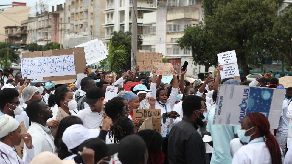 Manifestação de profissionais de saúde moçambicanos, liderados pelos médicos, concretizou hoje a primeira manifestação em Maputo desde a paralisação das atividades no âmbito da contestação aos resultados eleitorais, 05 de novembro de 2024. LUÍSA NHANTUMBO /LUSA