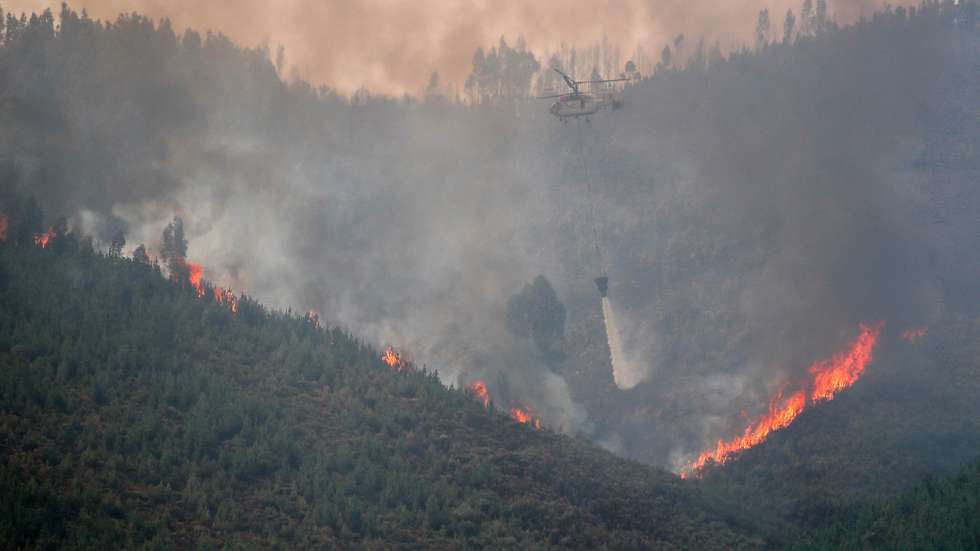Um helicóptero pesado Kamov durante o combate ao incêndio na encosta da aldeia de Quinta da Tapada, em Oliveira do Hospital, 14 agosto 2025. As frentes de fogo no concelho de Arganil, com início em Piódão, avançaram para norte e noroeste em direção ao município vizinho de Oliveira do Hospital e outra para nordeste, que entrou no concelho de Seia, na região da Guarda, alimentada por ventos fortes e pelas encostas íngremes da serra dos Açores. PAULO CUNHA/LUSA