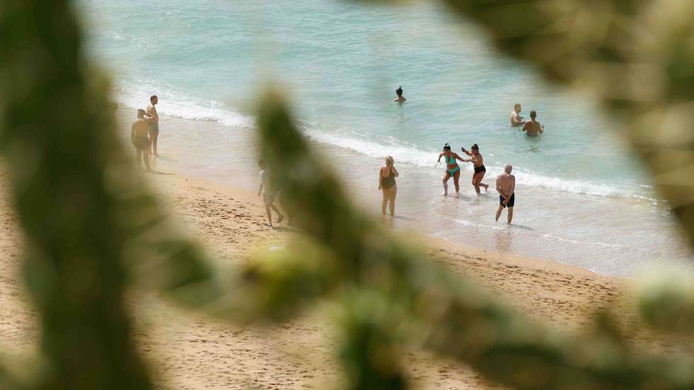 O bom tempo que se começa a sentir no Algarve atrai turistas para as praias do sotavento, praia dos pescadores, Albufeira, 30 de maio de 2025. LUÍS FORRA/LUSA