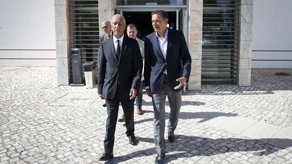 O Presidente da República, Marcelo Rebelo de Sousa (E), ladeado pelo primeiro-ministro, Luís Montenegro (D), à saída de uma uma reunião na sede da Autoridade Nacional de Emergência e Proteção Civil (ANEPC), para assistir a um ponto da situação sobre os incêndios, em Carnaxide, Oeiras, 15 de agosto de 2025. ANTÓNIO PEDRO SANTOS/LUSA