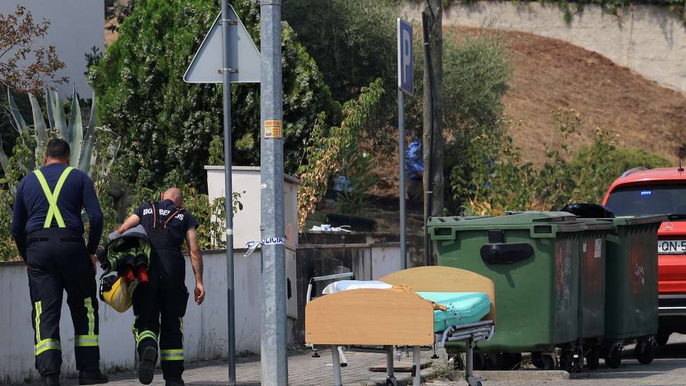 Equipas de socorro junto ao lar da Santa Casa da Misericórdia de Mirandela, onde seis idosos morreram esta noite na sequência de um incêndio que terá começado num "colchão anti-escaras", num quarto com três utentes, que acabaram por morrer e outros três, devido à inalação de fumo e a problemas respiratórios, também não conseguiram resistir, 16 de agosto de 2025. ESTELA SILVA/LUSA