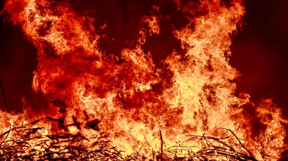 epa12308396 The flames burn trees during a forest fire that started five days ago near the Aldeia de Piodao, in Arganil, and spreads to Silvares, in Fundão, Portugal, 18 August 2025. Forest fires have burned in Portugal 185.753 hectares to date, causing two deaths, including a firefighter, and several injuries, most of them minor, and completely or partially destroyed primary and secondary residences, as well as farms, livestock operations, and forest areas.  EPA/MIGUEL PEREIRA DA SILVA