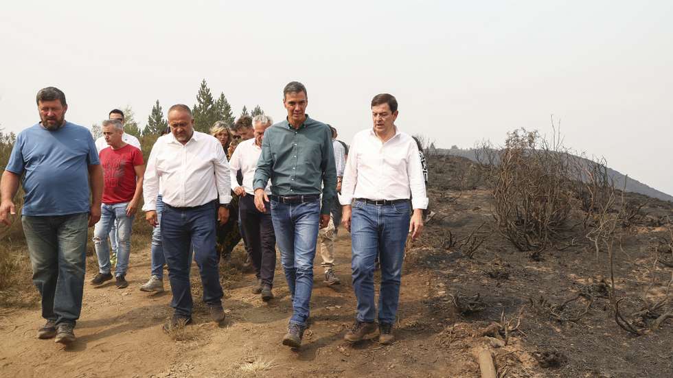 epa12307057 A handout picture made available by Moncloa's Presidential Palace shows Spain's Prime Minister Pedro Sanchez (2-R) next to Castilla y Leon's Regional President Alfonso Fernandez Manueco (R) upon his arrival at Villablino, in Leon, Spain, 17 August 2025, to follow the latest news on the fires affecting nearby towns. Multiple blazes continue to affect several provinces in Spain, after burning thousands of hectares across the country.  EPA/FERNANDO CALVO / MONCLOA HANDOUT  HANDOUT EDITORIAL USE ONLY/NO SALES