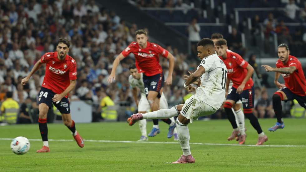 epa12311115 Real Madrid's Kylian Mbappe scores the 1-0 goal during the Spanish LaLiga soccer match between Real Madrid and CA Osasuna, in Madrid, Spain, 19 August 2025.  EPA/Mariscal
