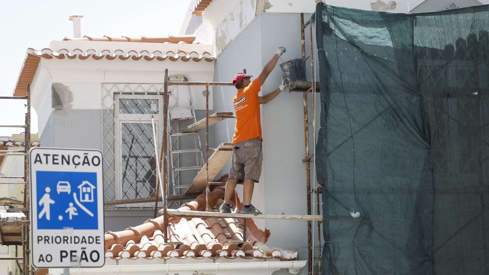 Um trabalhador da construção civil remodela uma vivenda, no Campo Pequeno, em Lisboa, 14 de agosto de 2025. Obras. Trabalho. ANTÓNIO PEDRO SANTOS/LUSA
