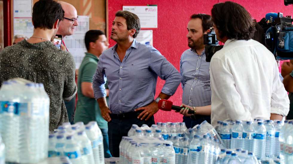 André Ventura (C), presidente do Chega, durante a entrega de águas e outros bens alimentares no Quartel dos Bombeiros Voluntários do Fundão, 21 de agosto de 2025. MIGUEL PEREIRA DA SILVA/LUSA
