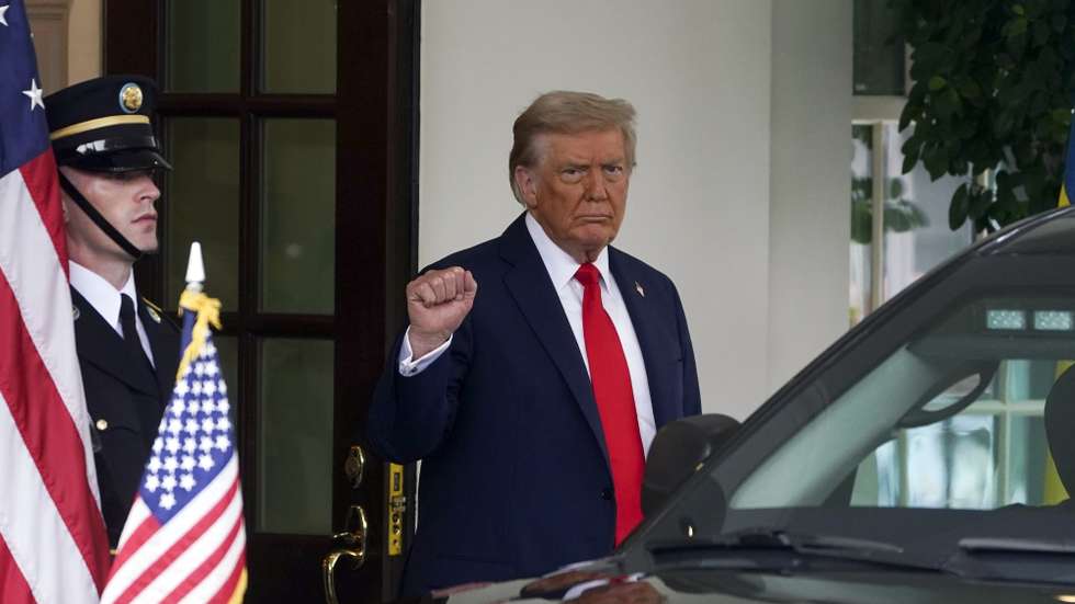 epaselect epa12308478 US President Donald Trump greets Ukraine's President Volodymyr Zelensky at the White House, Washington, DC, USA, 18 August 2025. President Trump is meeting with European leaders and President Zelensky to discuss the conflict between Ukraine and Russia.  EPA/WILL OLIVER