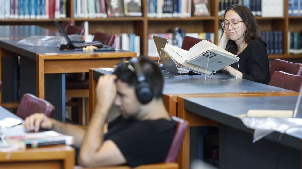Uma utente consulta um livro na Biblioteca Nacional durante uma reportagem sobre a instituição que tem à sua guarda o património bibliográfico português, em Lisboa, 15 de julho de 2025. A Biblioteca Nacional de Portugal (BNP) quer passar a receber estudantes do Ensino Secundário e baixar de 18 para 16 anos a idade mínima de acesso à instituição, guardiã de mais de três milhões de livros. (ACOMPANHA TEXTO DA LUSA DO DIA 19 DE JULHO DE 2025). ANTÓNIO PEDRO SANTOS/LUSA