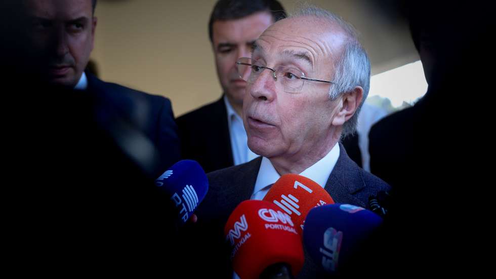 O candidato presidencial, Luís Marques Mendes, fala à imprensa à sua chegada para participar no ciclo de debates ‘Portugal e o Futuro’, uma  iniciativa da Associação de Estudantes da Nova SBE (Nova SBE Students' Union) que visa promover o diálogo com figuras de relevo da política e da sociedade portuguesas sobre os desafios que se colocam ao país e a importância da figura presidencial para a sua superação, no Campus de Carcavelos da Nova SBE, 01 de abril de 2025. TIAGO PETINGA/LUSA